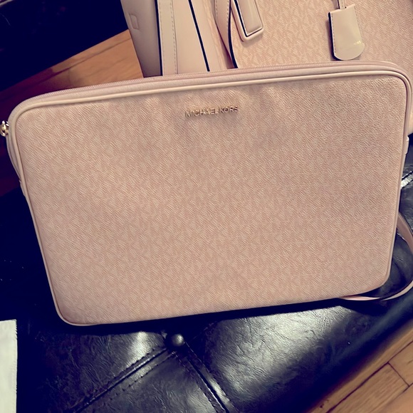 Michael KOHR pink drawstring purse and Laptop holder. - Picture 6 of 10